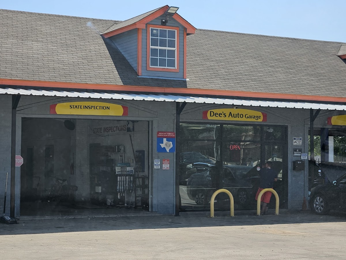 Dee's Auto Garage storefront