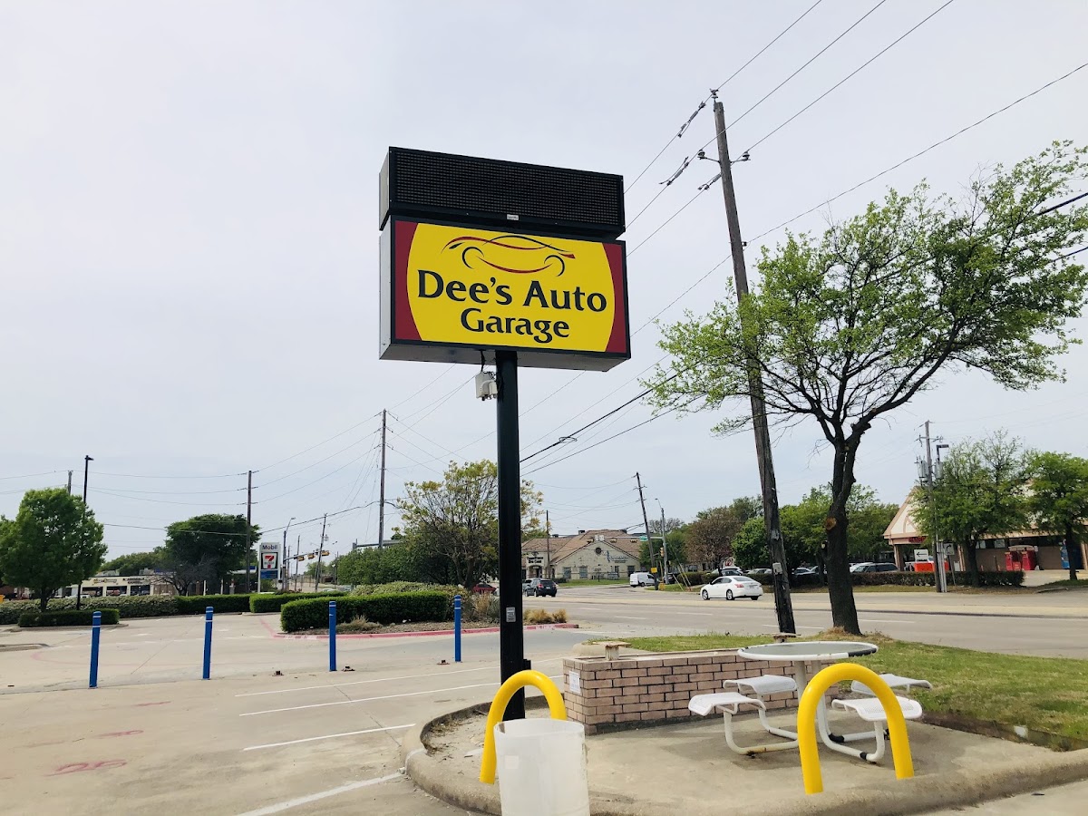 Dee's Garage